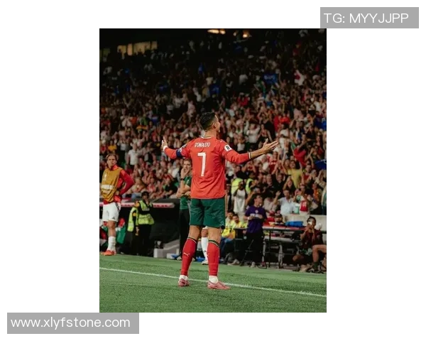 足球巨星C罗在赛场上的精彩瞬间与踢球技巧全景展示 足球巨星C罗在赛场上的精彩瞬间与踢球技巧全景展示